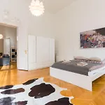 Broadway Downtown -2 Bedrooms-2 Livingrooms * בודפשט