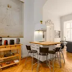 Broadway Downtown -2 Bedrooms-2 Livingrooms בודפשט