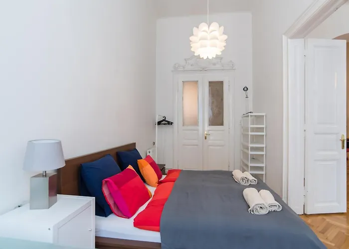 Broadway Downtown -2 Bedrooms-2 Livingrooms *