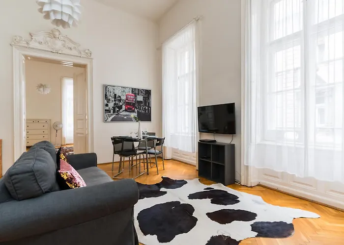 Broadway Downtown -2 Bedrooms-2 Livingrooms *
