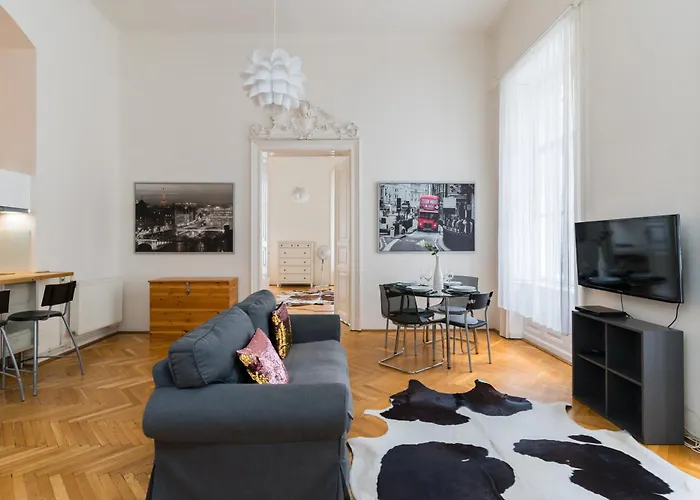 Broadway Downtown -2 Bedrooms-2 Livingrooms *