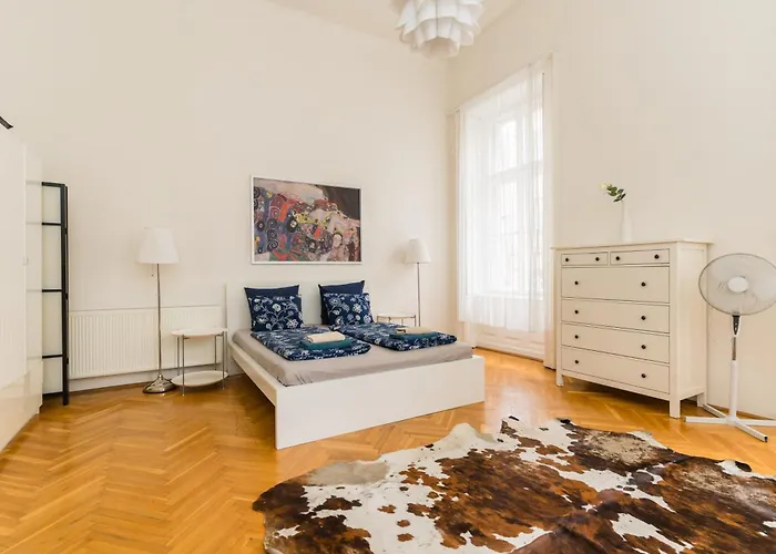 Broadway Downtown -2 Bedrooms-2 Livingrooms