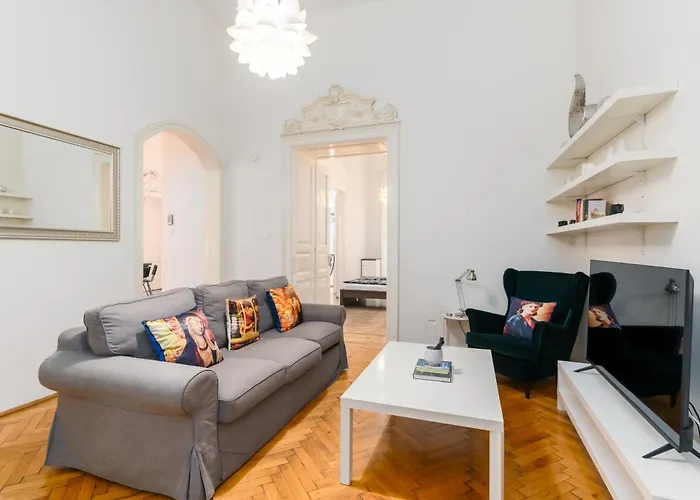 Broadway Downtown -2 Bedrooms-2 Livingrooms Apartament *