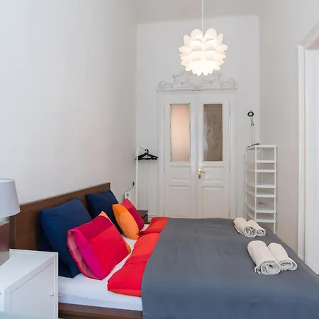 Broadway Downtown -2 Bedrooms-2 Livingrooms *