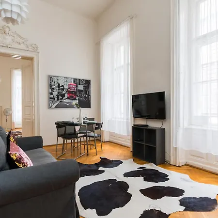 Broadway Downtown -2 Bedrooms-2 Livingrooms *