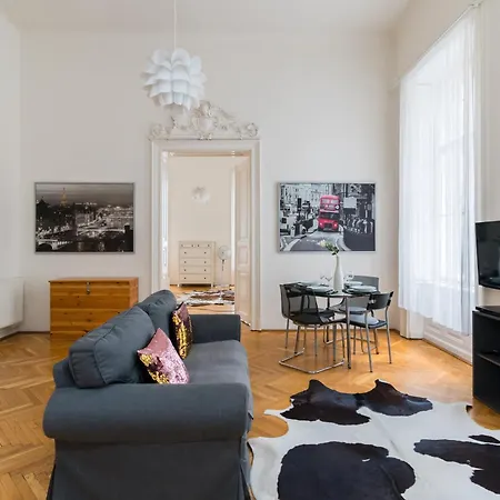 Broadway Downtown -2 Bedrooms-2 Livingrooms *